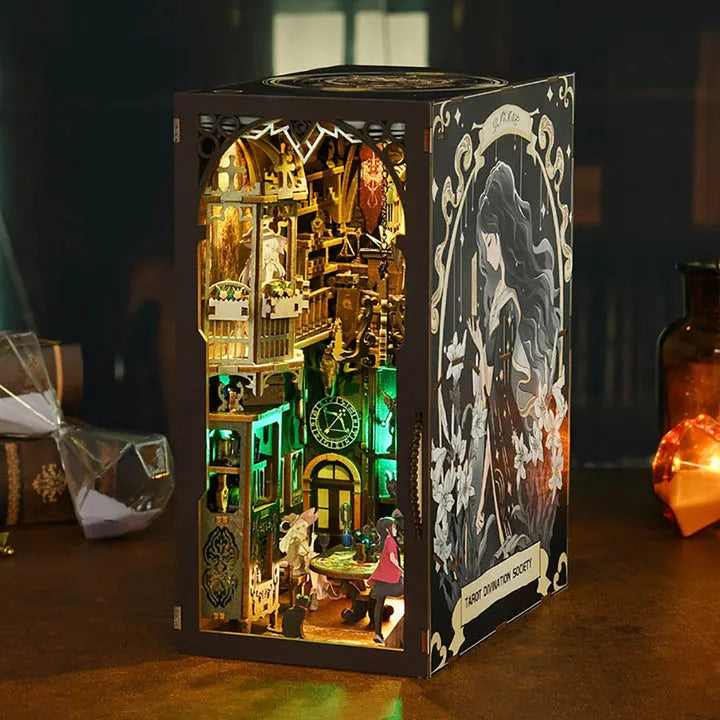 Book Nook – La Société de Divination par le Tarot